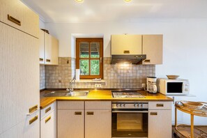 Jääkaappi, mikroaaltouuni, uuni, liesi