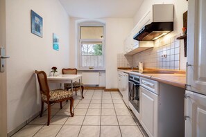 Fridge, microwave, oven, stovetop - Apartment 1 – Nature Retreat at the Resort near Lychen (Lychen)