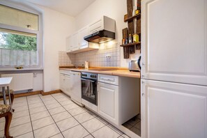 Fridge, microwave, oven, stovetop - Apartment 1 – Nature Retreat at the Resort near Lychen (Lychen)