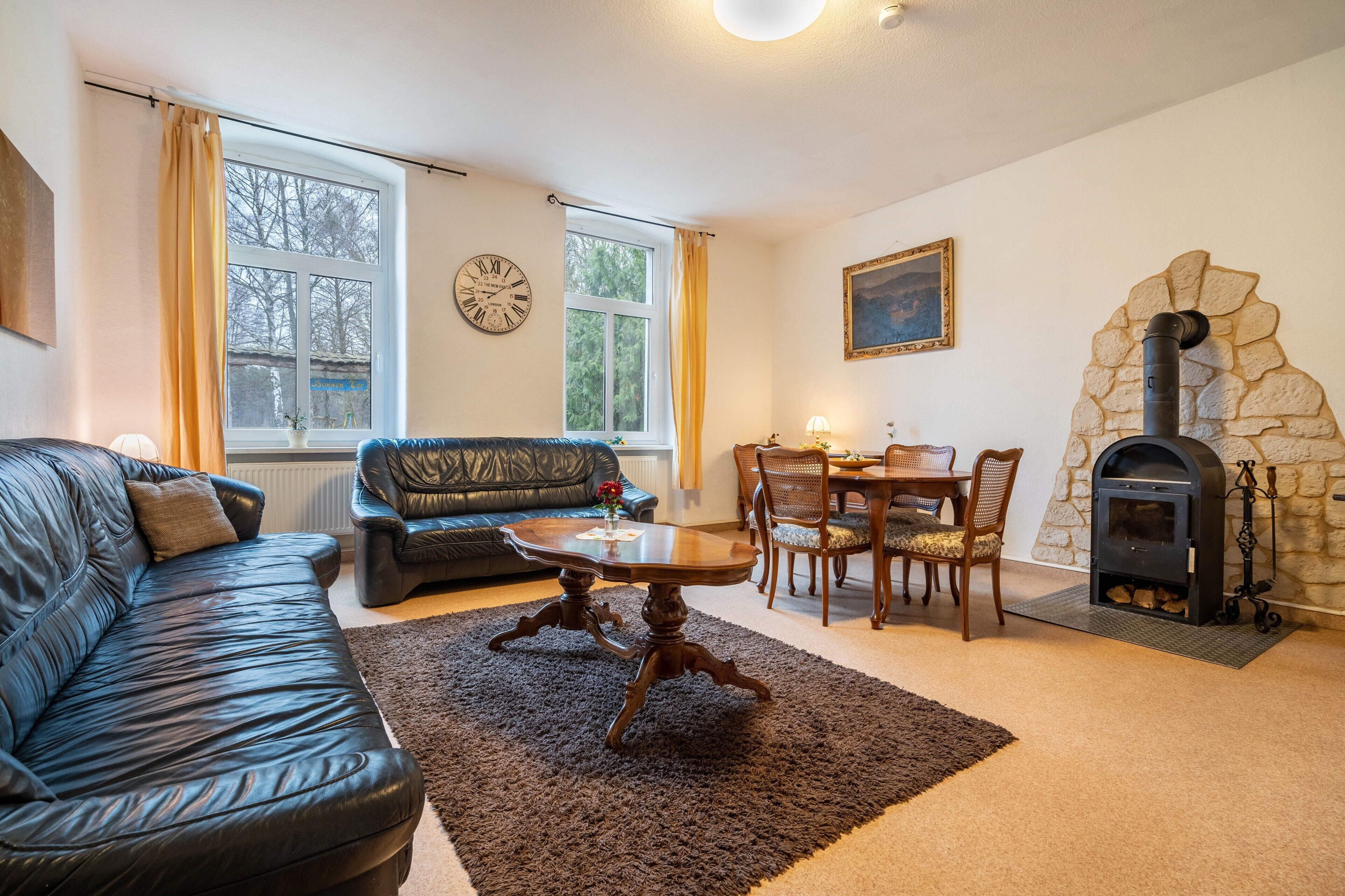 Una televisión, una chimenea, una mesa de tenis de mesa