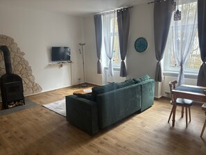 Fernseher, Kamin, Tischtennisplatte