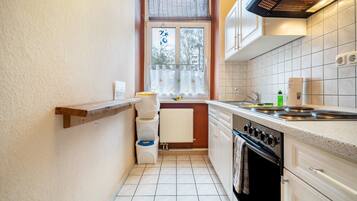 Een koelkast, een oven, een kookplaat, een koffiezetapparaat/waterkoker