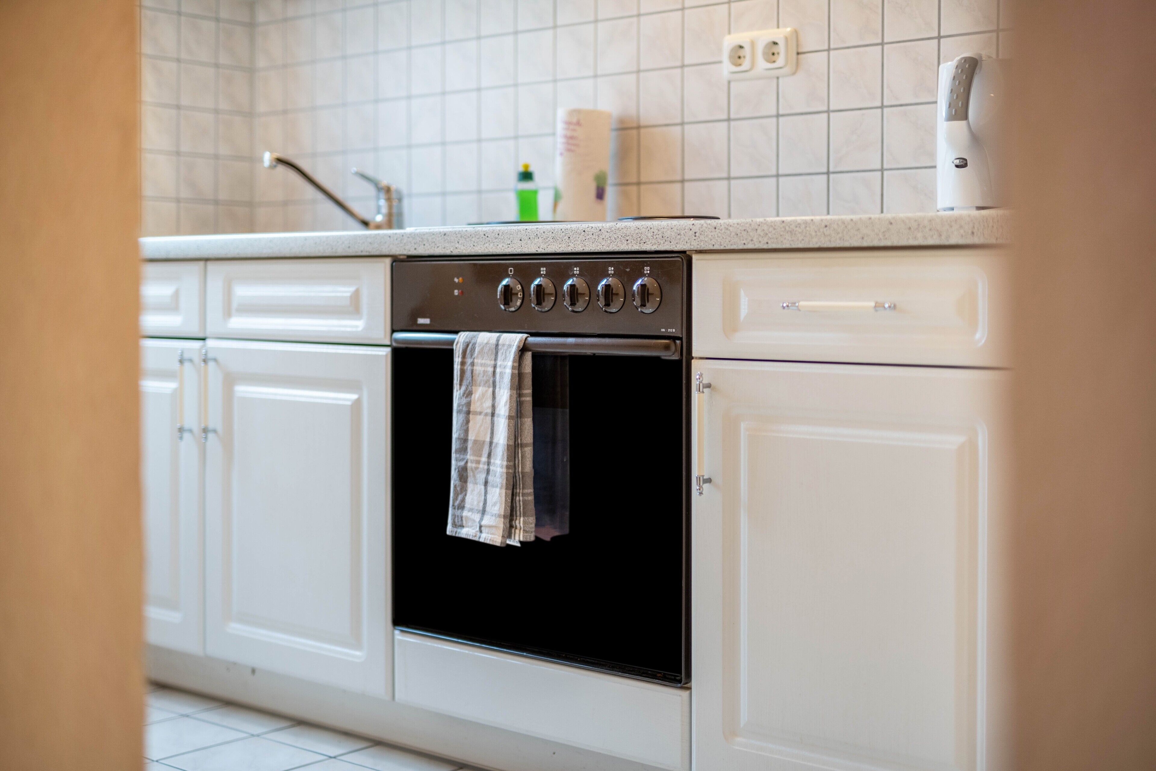 Een koelkast, een oven, een kookplaat, een koffiezetapparaat/waterkoker