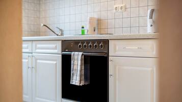 Een koelkast, een oven, een kookplaat, een koffiezetapparaat/waterkoker