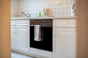 Kühlschrank, Ofen, Herdplatte, Wasserkocher mit Kaffee-/Teezubehör