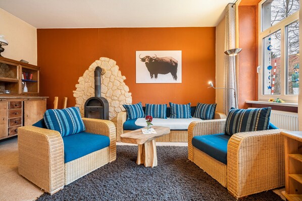 Téléviseur, foyer, table de ping-pong