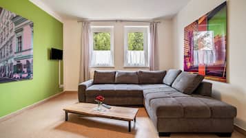 Una televisión, una mesa de tenis de mesa