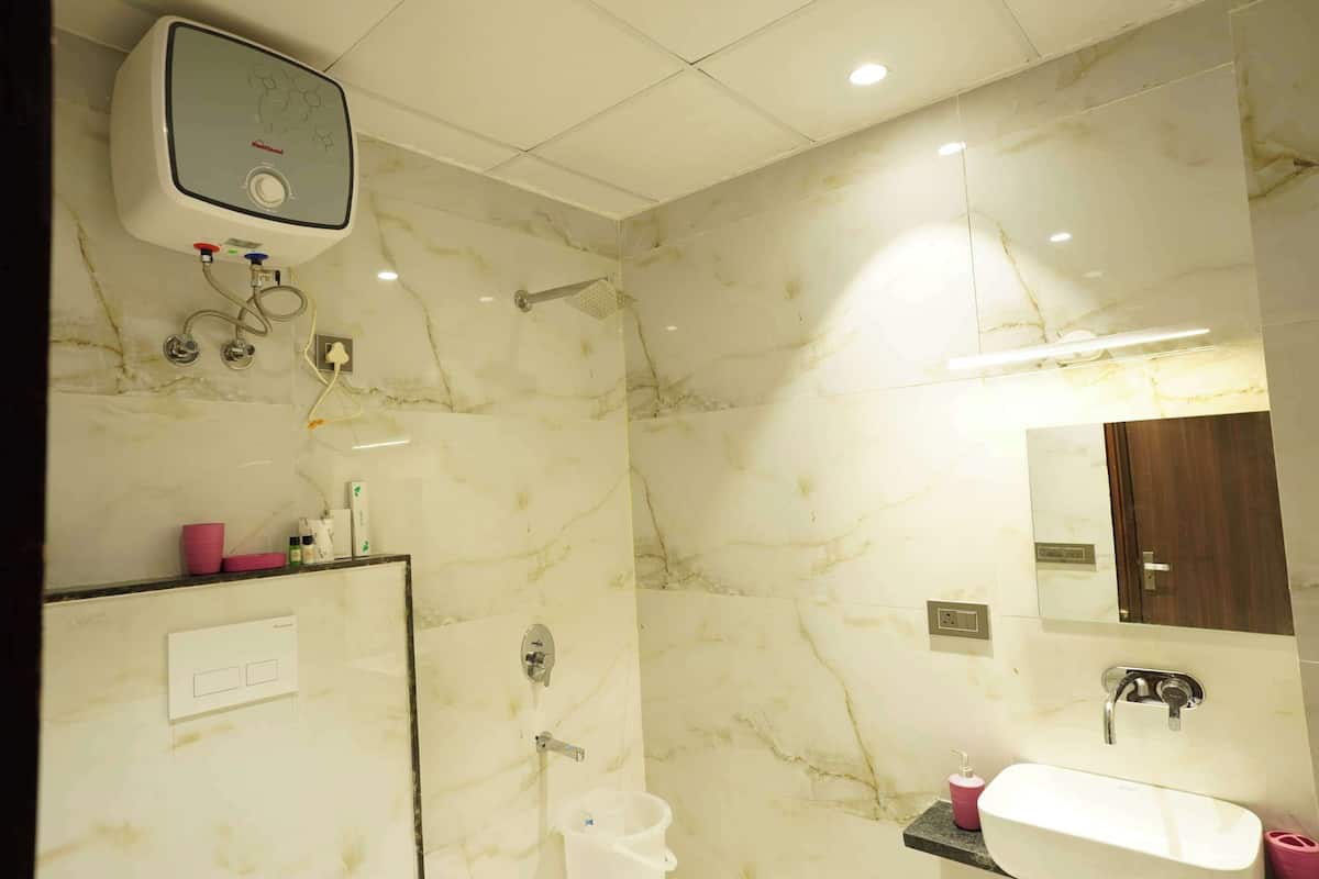 Quarto luxo | Banheiro | Chuveiro, chinelos, toalhas de banho, sabonete