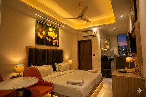 Desk, soundproofing, WiFi (free), bed sheets - Hotel V Inn Studio (Jaipur)