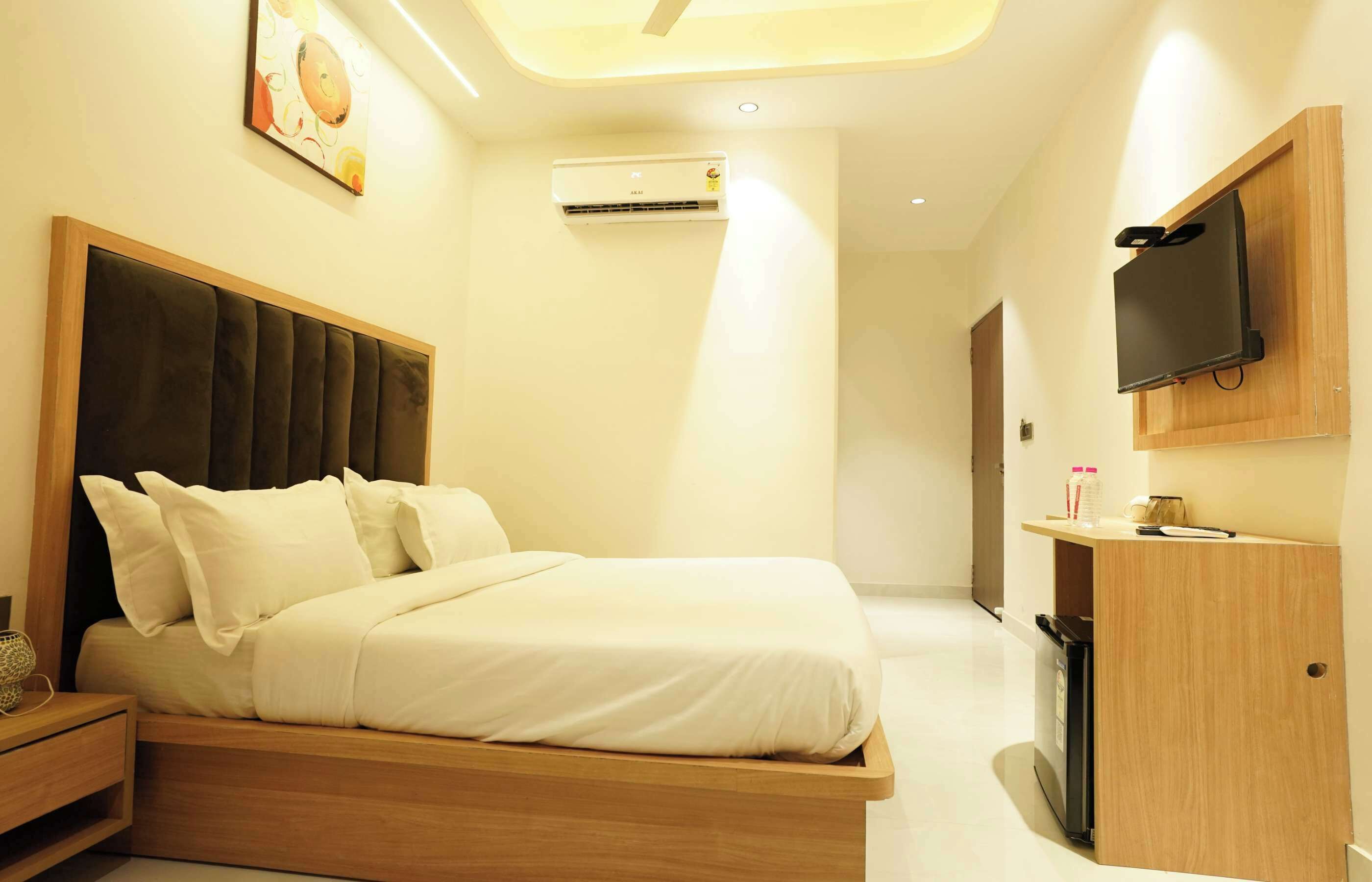 Desk, soundproofing, free WiFi, bed sheets