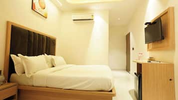 Desk, soundproofing, free WiFi, bed sheets