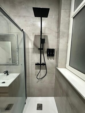 Hårføner, håndklær, såpe og toalettpapir