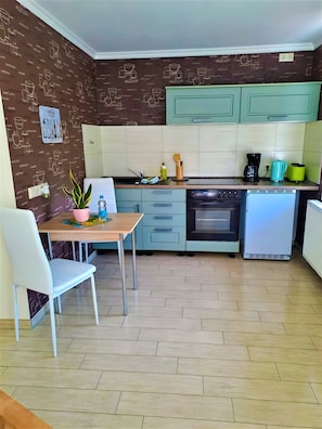 Fridge, oven, stovetop, coffee/tea maker