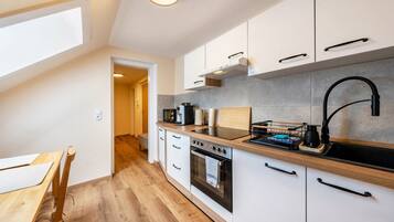 Jääkaappi, mikroaaltouuni, uuni, liesi