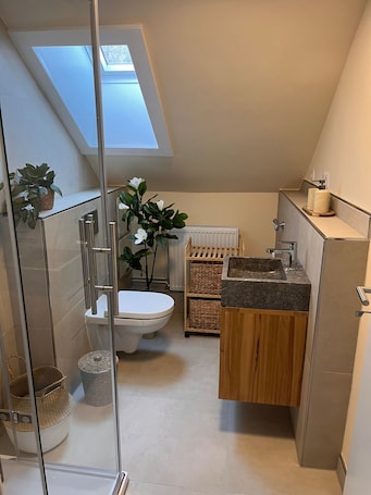 Shower. Apartment 'Caper-David-Friedrich' with Mountain View and Wi-Fi