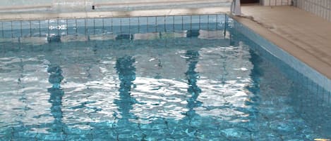 Piscina interna, piscina aquecida