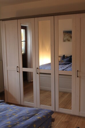 2 bedrooms, iron/ironing board, free WiFi, bed sheets