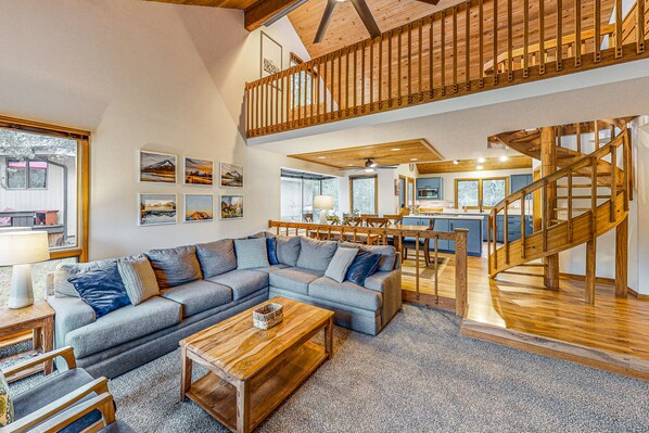 TV - Cozy home on the golf course with SHARC amenity passes, BBQ, WiFi, (Sunriver)