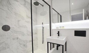 Een haardroger, handdoeken, zeep, toiletpapier