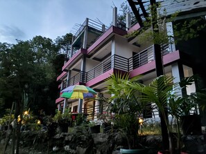 ด้านหน้าที่พัก