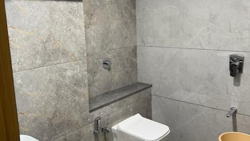 Habitación doble Deluxe | Baño | Toallas, jabón, shampoo, papel de baño
