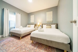 3 bedrooms, iron/ironing board, WiFi, bed sheets - Bohemian House Steps From Uppe Buena Vista (Miami)