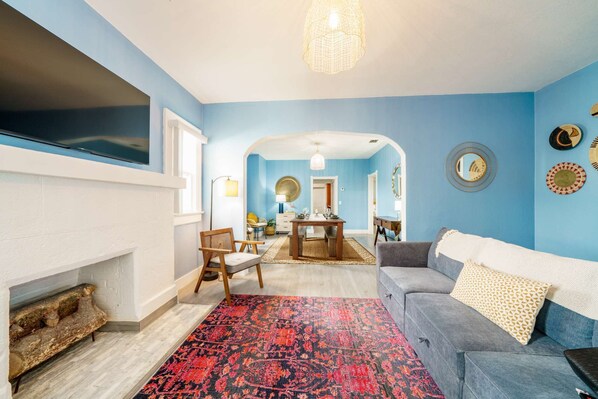 TV - Bohemian House Steps From Uppe Buena Vista (Miami)