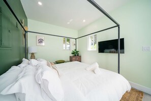 1 bedroom, iron/ironing board, WiFi, bed sheets - Bohemian Cottage Steps From Upper Buena Vista (Miami)