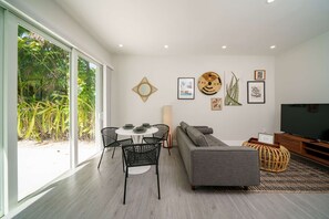 Interior - Bohemian Cottage Steps From Upper Buena Vista (Miami)
