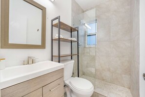 Shower, hair dryer, towels - Designer Studio | Close to Wynwood | Design District  | Downtown (Miami)