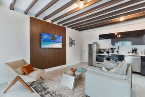 TV - Designer Studio | Close to Wynwood | Design District | Downtown (Miami)