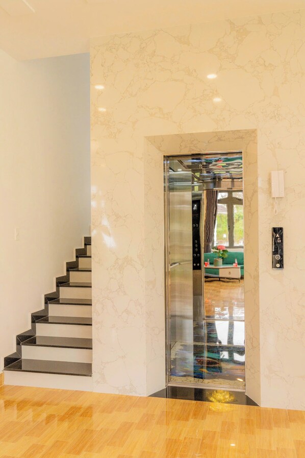 Vista frontal de la propiedad