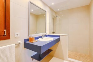 Hair dryer, towels - Villa Las Flores by Villa Plus (Cala Sant Vicenç)