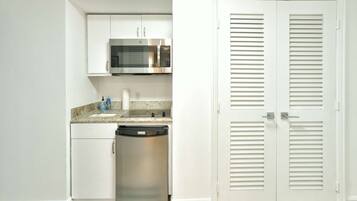 Refrigerador, microondas, cafetera y tetera y tostadora