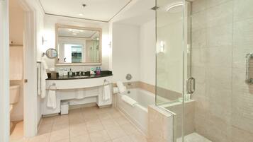 Secadora de cabello, toallas, jabón, shampoo