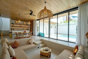 Villa Luxe, 2 chambres, patio, vue piscine | Coin séjour | TV connectée