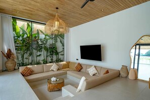 奢華別墅, 2 間臥室, 庭院, 泳池景觀 | 起居區 | 智慧型電視