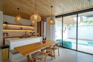 奢華別墅, 2 間臥室, 庭院, 泳池景觀 | 餐廳