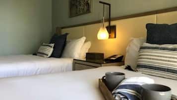 Een bureau, een strijkplank/strijkijzer, wifi, beddengoed