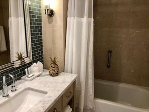 Hair dryer, towels - Amazing Studio l Ritz Carlton Key Biscayne l Two Double Beds l (Key Biscayne Miami)