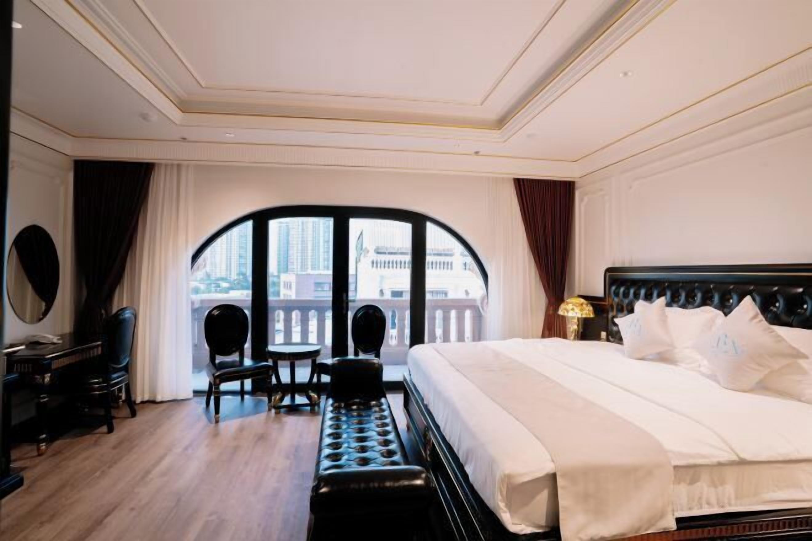 Hypo-allergenic bedding, desk, soundproofing, free WiFi