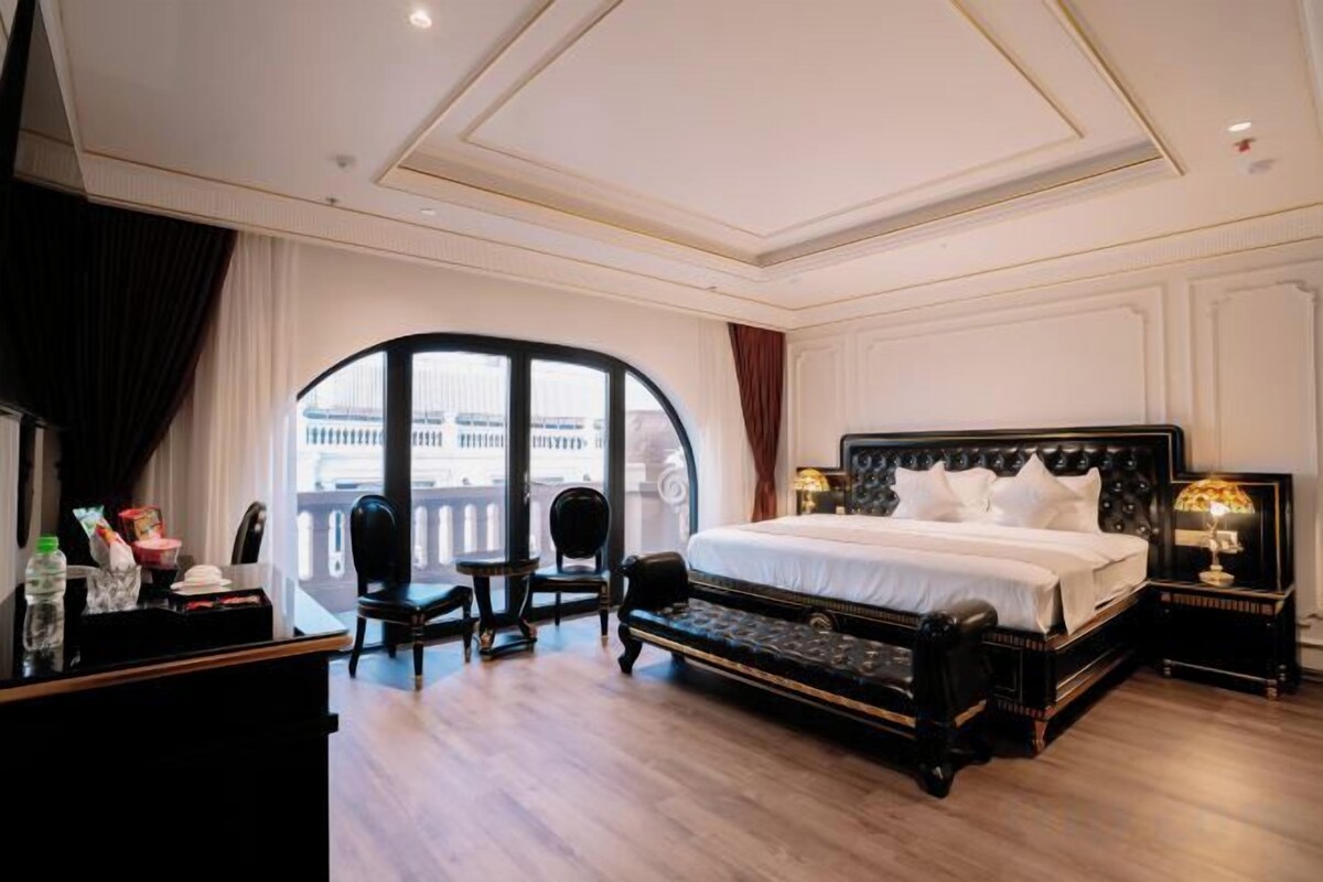 Hypo-allergenic bedding available, desk, soundproofing, WiFi (free)