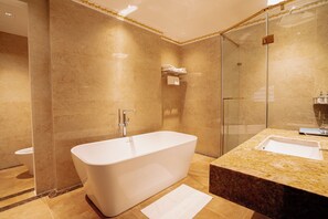 Executive Double Room, City View | Hypo-allergenic bedding, individually decorated, desk, soundproofing - Bao An Hotel Hung Yen (Van Giang)