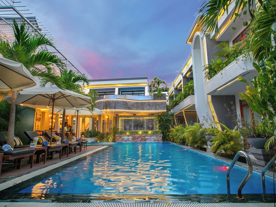 2 outdoor pools