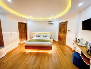 Habitación básica doble, 1 habitación, tina (Senior Villa) | Minibar, caja de seguridad en la habitación, wifi gratis y ropa de cama 