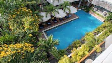 2 hồ bơi ngoài trời