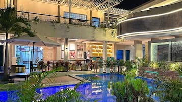 2 outdoor pools