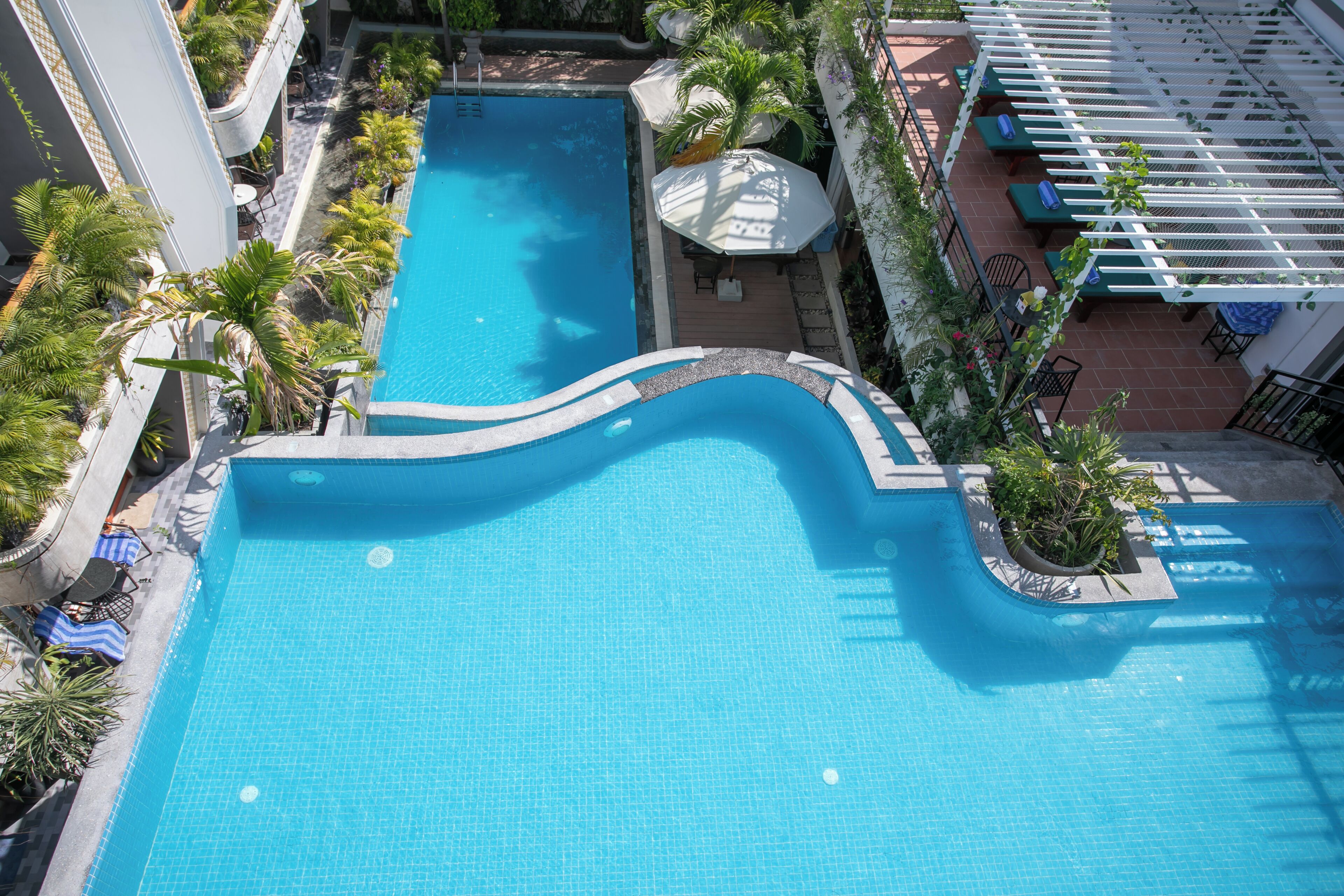 2 outdoor pools