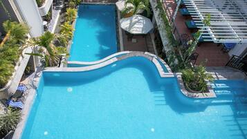 2 outdoor pools
