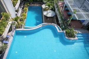 2 outdoor pools